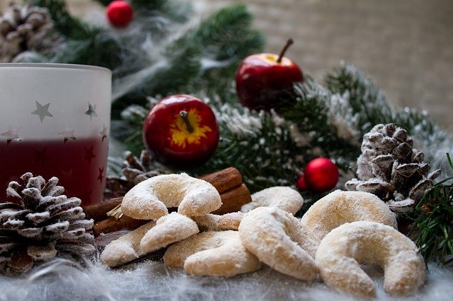 Um wenigstens ein paar Traditionen zu bewahren, Vanillekipferl  und Glühwein dürfen in der Weihnachtszeit nicht fehlen. Quelle: Pixabay