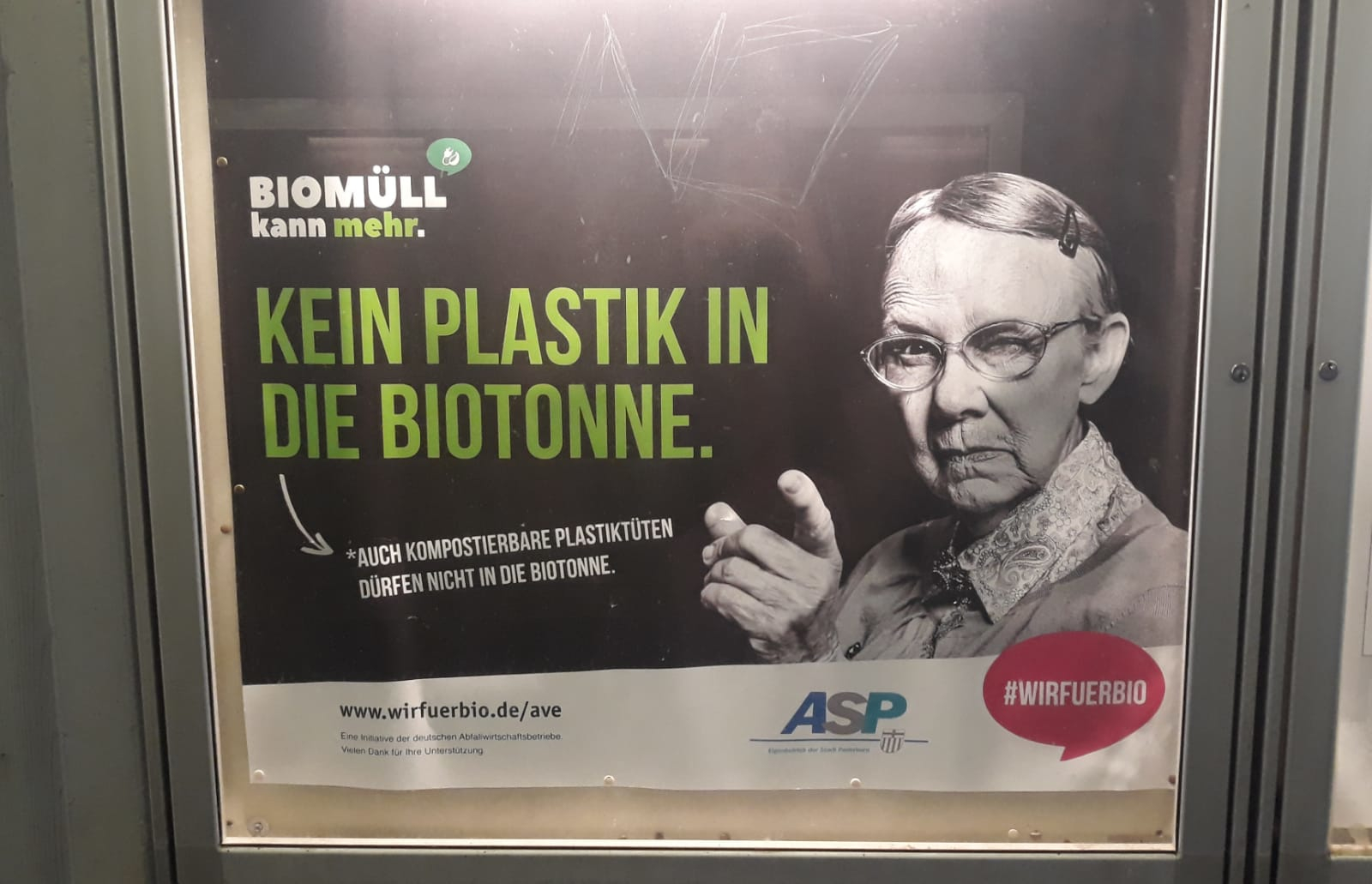 „Kein Plastik in die Biotonne“: Eines der ASP-Plakate in der Paderborner Kernstadt. Foto: hln Plakat: ASP / schweitzer media gmbh