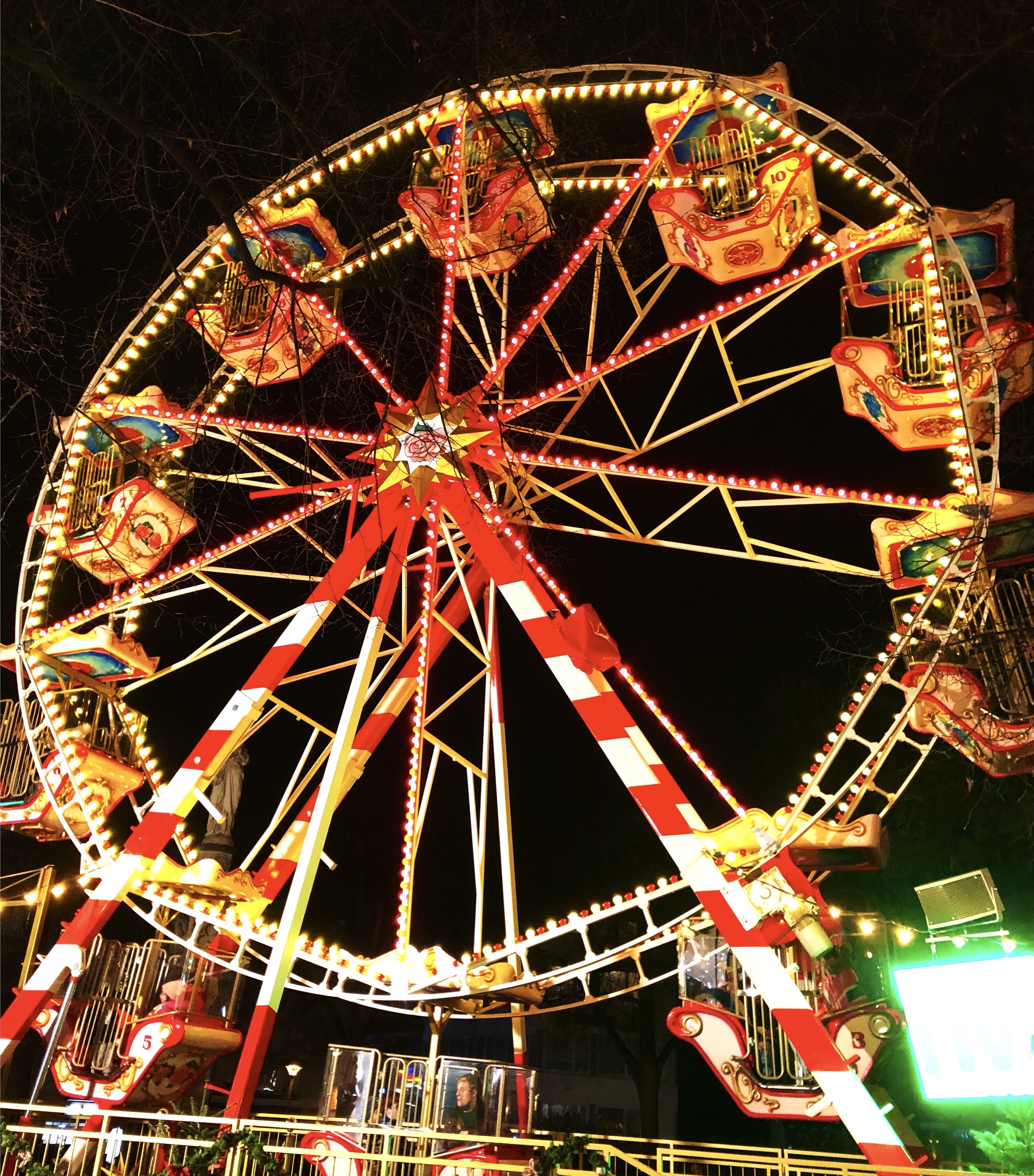 Bei einer Fahrt mit dem Riesenrad kann man das bunte Treiben auf dem Weihnachtsmarkt überblicken, Foto: ec