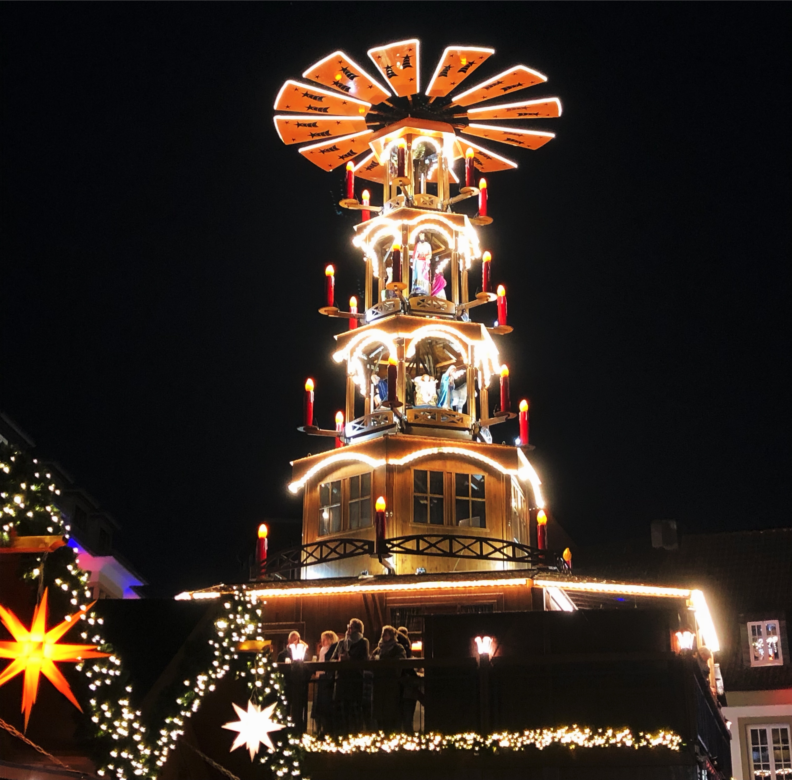 Alle Jahre wieder: Die 20 Meter hohe 
Weihnachtspyramide ist hell erleuchtet. Foto: ec