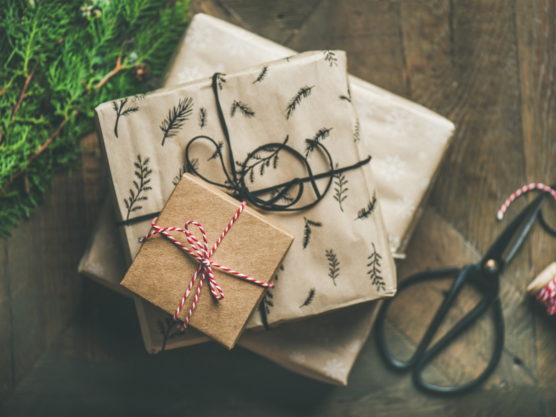 Geschenke kann man ganz einfach nachhaltig einpacken. Foto: Canva