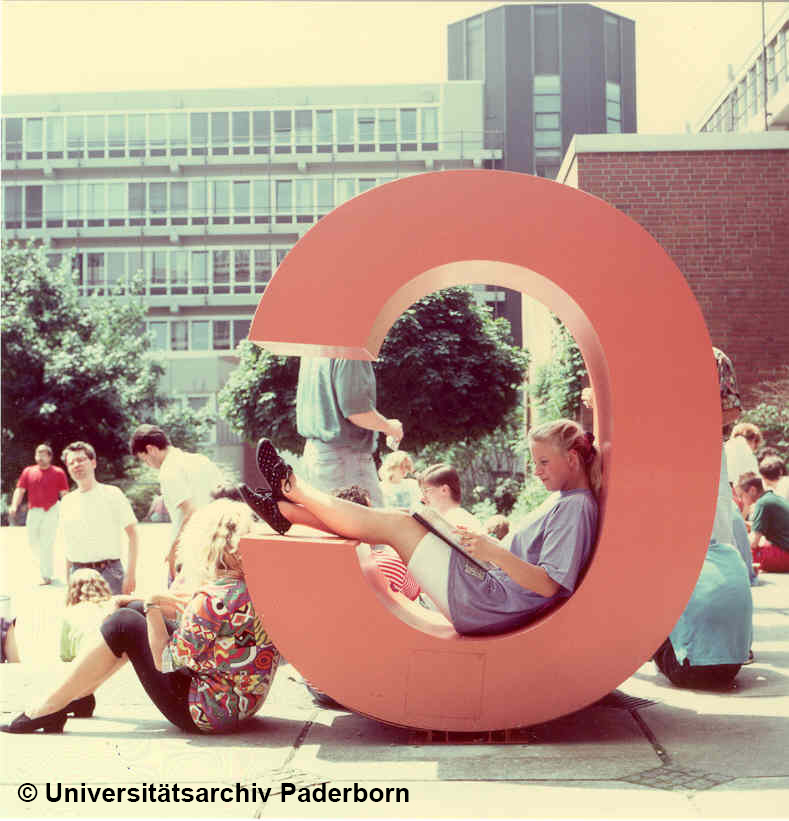 Sonne in der Pause: Einige Dinge ändern sich nie. Foto: Universitätsarchiv Paderborn