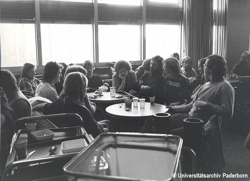 Die Mensa der UPB gibt es seit 1977: Hier haben sich sowohl Besucher als auch Mobiliar ganz schön verändert. Foto: Universitätsarchiv Paderborn