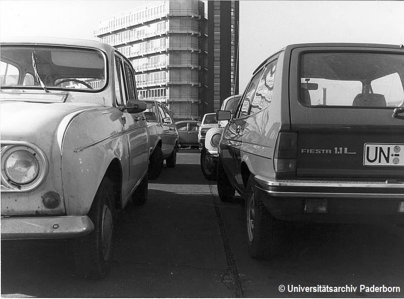 Parkplatzmangel zu Stoßzeiten, leider auch heute noch ein Problem. Foto: Universitätsarchiv Paderborn
